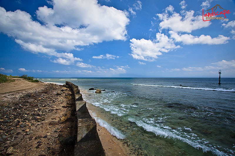 pemandangan di sepanjang jalur pantai bangko